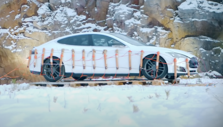 Gli chiedono 22.000 euro per cambiare la batteria della sua Tesla Model S. La fa esplodere - Foto 1 di 16