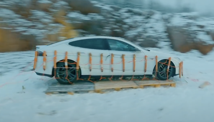 Gli chiedono 22.000 euro per cambiare la batteria della sua Tesla Model S. La fa esplodere - Foto 12 di 16