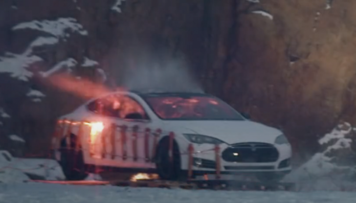 Gli chiedono 22.000 euro per cambiare la batteria della sua Tesla Model S. La fa esplodere - Foto 13 di 16