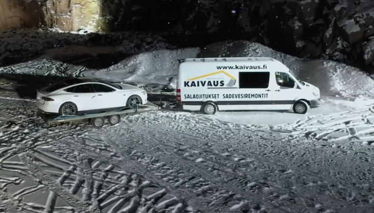 Gli chiedono 22.000 euro per cambiare la batteria della sua Tesla Model S. La fa esplodere - Foto 14 di 16