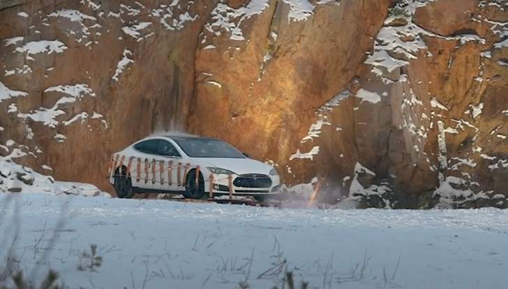 Gli chiedono 22.000 euro per cambiare la batteria della sua Tesla Model S. La fa esplodere - Foto 15 di 16