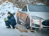 Gli chiedono 22.000 euro per cambiare la batteria della sua Tesla Model S. La fa esplodere
