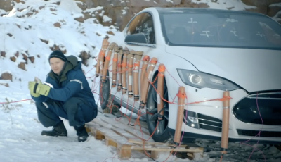 Gli chiedono 22.000 euro per cambiare la batteria della sua Tesla Model S. La fa esplodere
