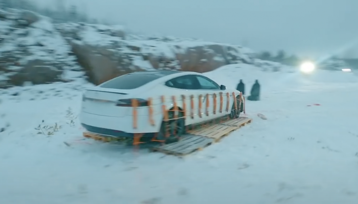 Gli chiedono 22.000 euro per cambiare la batteria della sua Tesla Model S. La fa esplodere - Foto 7 di 16