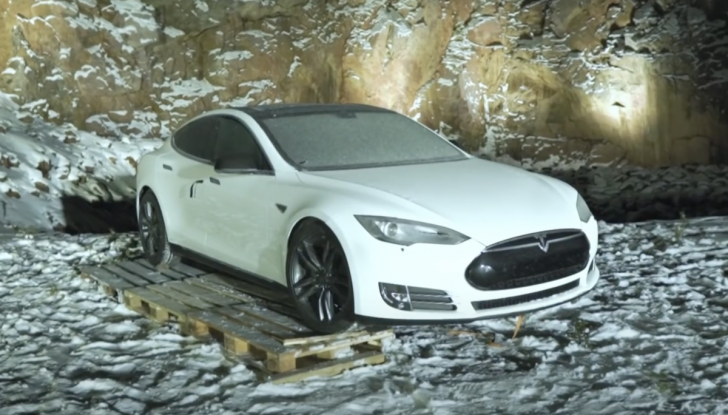 Gli chiedono 22.000 euro per cambiare la batteria della sua Tesla Model S. La fa esplodere - Foto 9 di 16