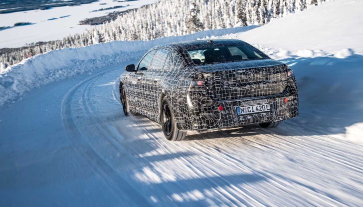 BMW i7: l’ammiraglia elettrica sfila tra le nevi della Svezia - Foto 11 di 16