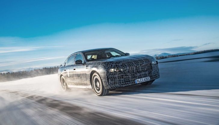 BMW i7: l’ammiraglia elettrica sfila tra le nevi della Svezia - Foto 12 di 16