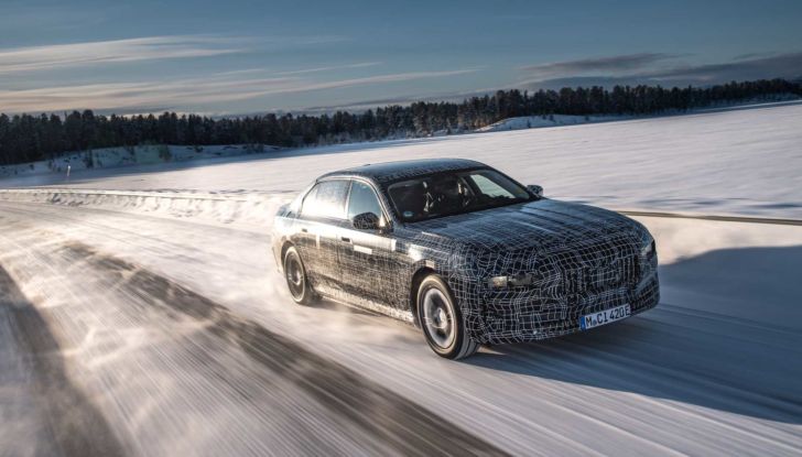 BMW i7: l’ammiraglia elettrica sfila tra le nevi della Svezia - Foto 13 di 16