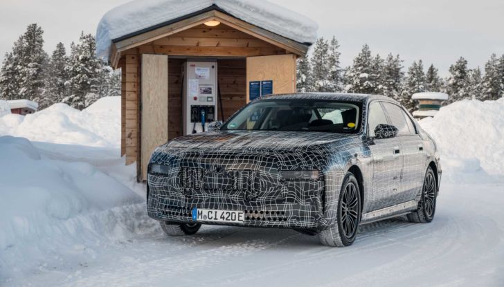 BMW i7: l’ammiraglia elettrica sfila tra le nevi della Svezia - Foto 15 di 16