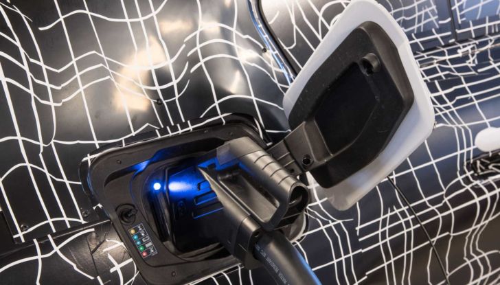 BMW i7: l’ammiraglia elettrica sfila tra le nevi della Svezia - Foto 16 di 16