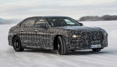 BMW i7: l’ammiraglia elettrica sfila tra le nevi della Svezia