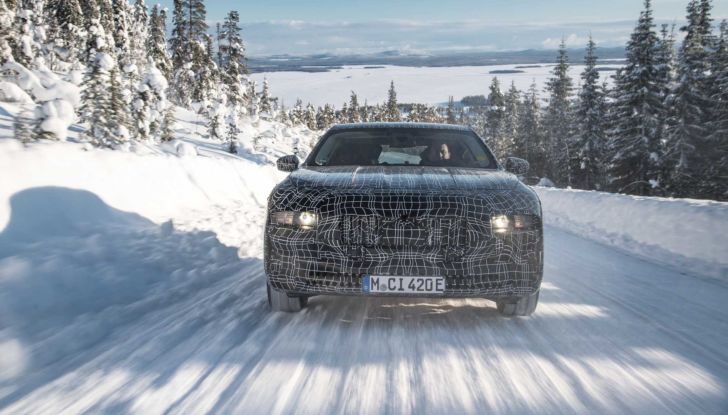 BMW i7: l’ammiraglia elettrica sfila tra le nevi della Svezia - Foto 6 di 16