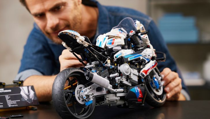 BMW M1000RR del Mondiale SBK, il modellino della due ruote in scala 1:5 - Foto 2 di 12