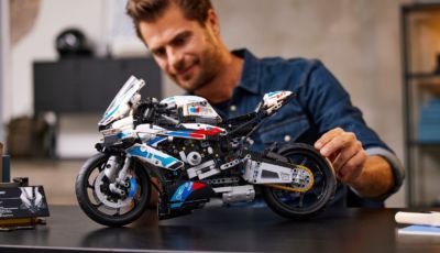 BMW M1000RR del Mondiale SBK, il modellino della due ruote in scala 1:5