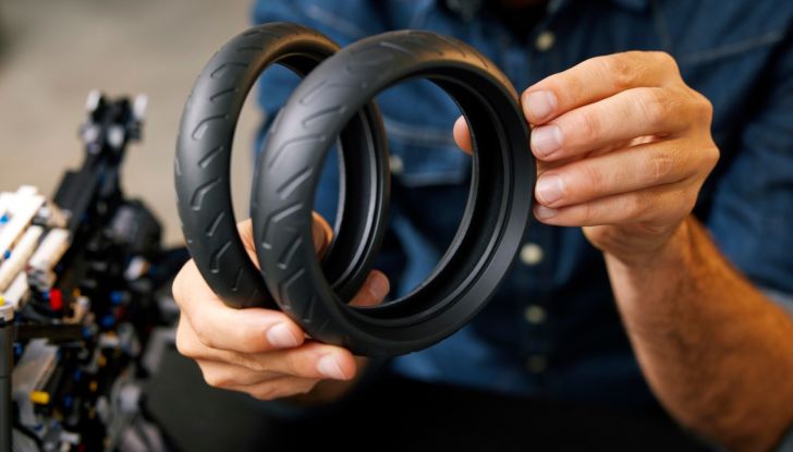 BMW M1000RR del Mondiale SBK, il modellino della due ruote in scala 1:5 - Foto 5 di 12