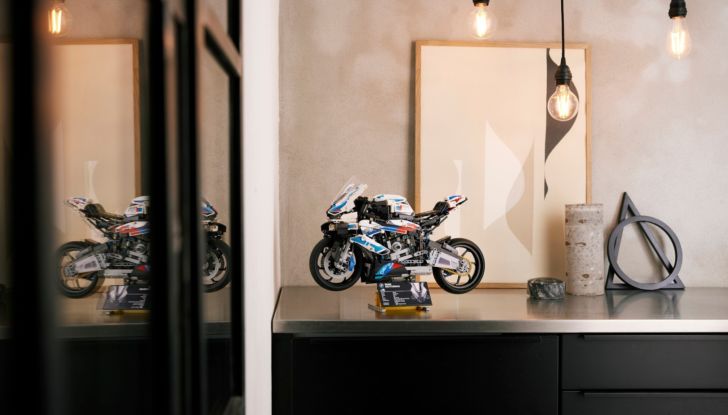 BMW M1000RR del Mondiale SBK, il modellino della due ruote in scala 1:5 - Foto 6 di 12