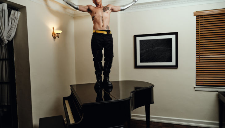 Calendario Pirelli 2022: Bryan Adams omaggia i 150 anni del marchio italiano - Foto 9 di 12