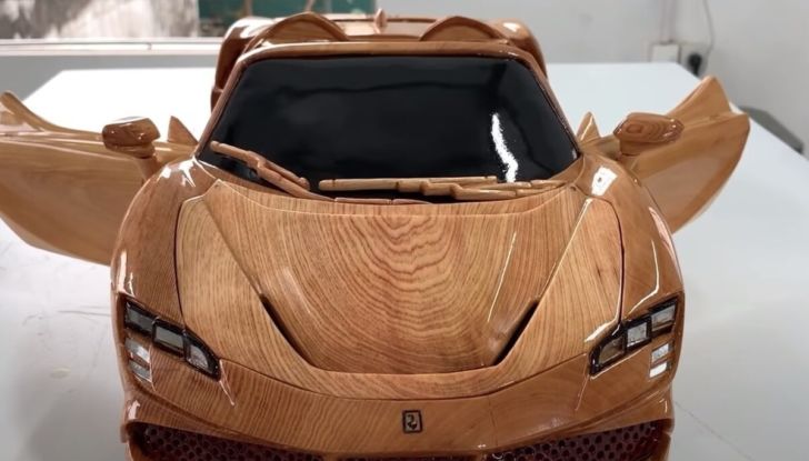 La Ferrari SF90 Spider diventa un modellino in legno… spettacolare! - Foto 2 di 6