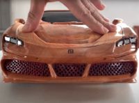La Ferrari SF90 Spider diventa un modellino in legno… spettacolare!