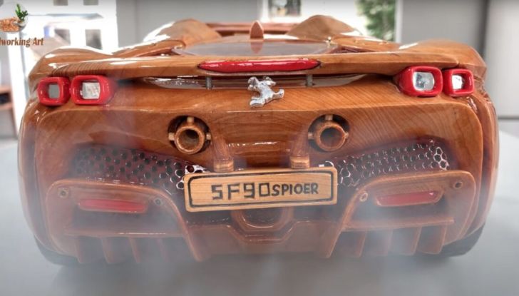 La Ferrari SF90 Spider diventa un modellino in legno… spettacolare! - Foto 6 di 6