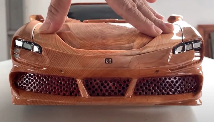 La Ferrari SF90 Spider diventa un modellino in legno… spettacolare! - Foto 1 di 6