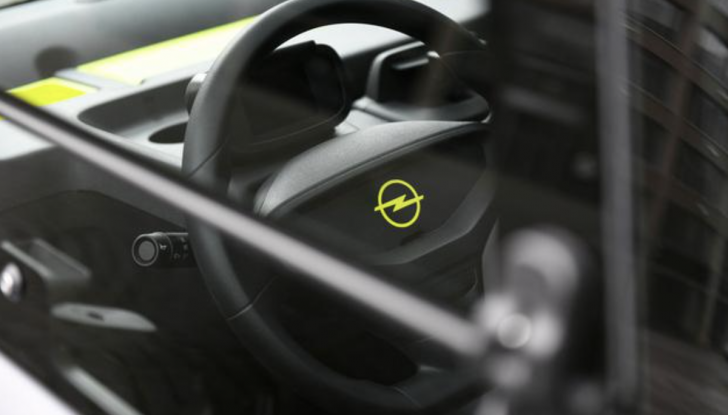 Opel Rocks-e 09: ecco la livrea coi colori del Borussia Dortmund - Foto 4 di 9