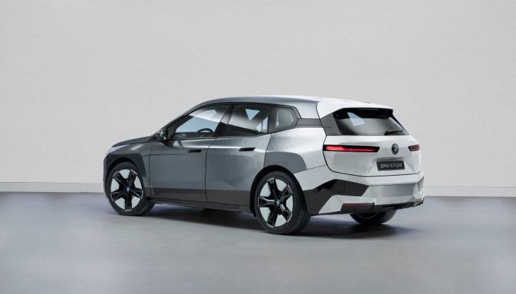 BMW iX Flow: il SUV elettrico cambia colore con un pulsante! - Foto 10 di 12