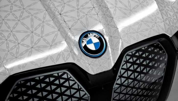 BMW iX Flow: il SUV elettrico cambia colore con un pulsante! - Foto 11 di 12