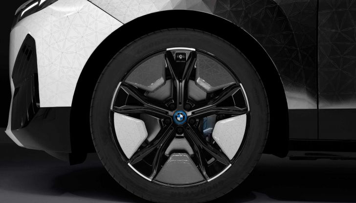 BMW iX Flow: il SUV elettrico cambia colore con un pulsante! - Foto 12 di 12