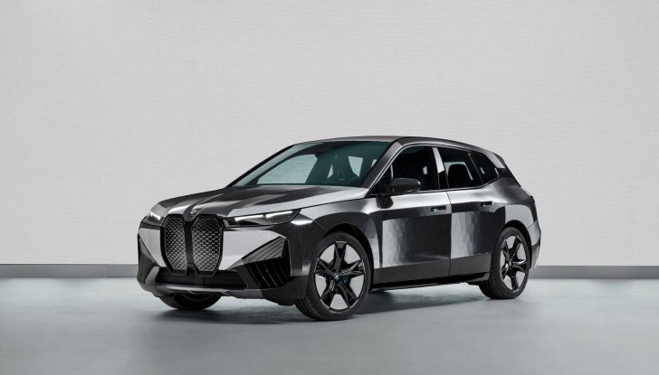 BMW iX Flow: il SUV elettrico cambia colore con un pulsante! - Foto 4 di 12