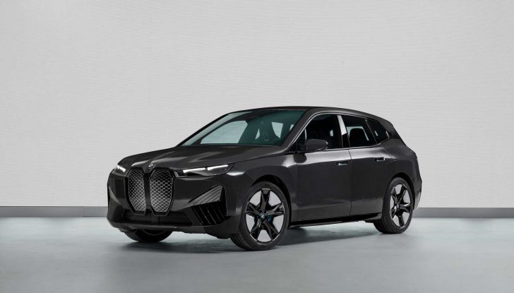 BMW iX Flow: il SUV elettrico cambia colore con un pulsante! - Foto 5 di 12