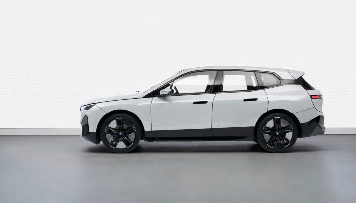 BMW iX Flow: il SUV elettrico cambia colore con un pulsante! - Foto 6 di 12