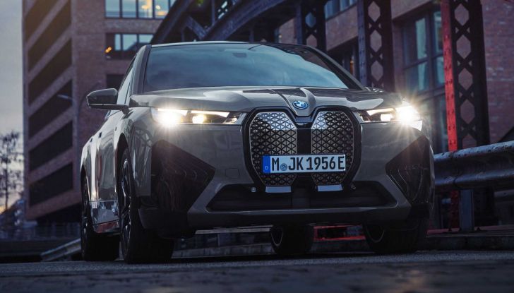 BMW iX M60: la versione sportiva del SAV elettrico ha 619 cavalli - Foto 7 di 13