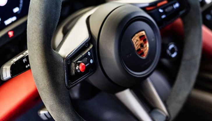 La Formula E accoglie la sua nuova safety car: la Porsche Taycan Turbo S! - Foto 11 di 14