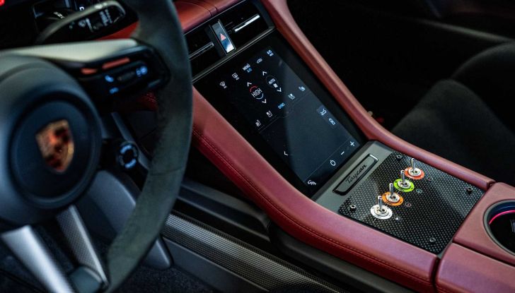 La Formula E accoglie la sua nuova safety car: la Porsche Taycan Turbo S! - Foto 12 di 14