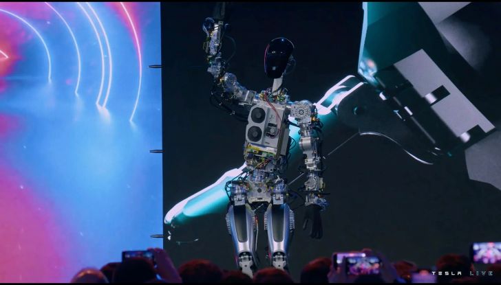 Tesla Optimus: Elon Musk presenta il primo prototipo di robot umanoide - Foto 2 di 11