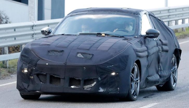 Ferrari Purosangue: il debutto a settembre 2022, poi nel 2025 l’elettrica - Foto 7 di 10