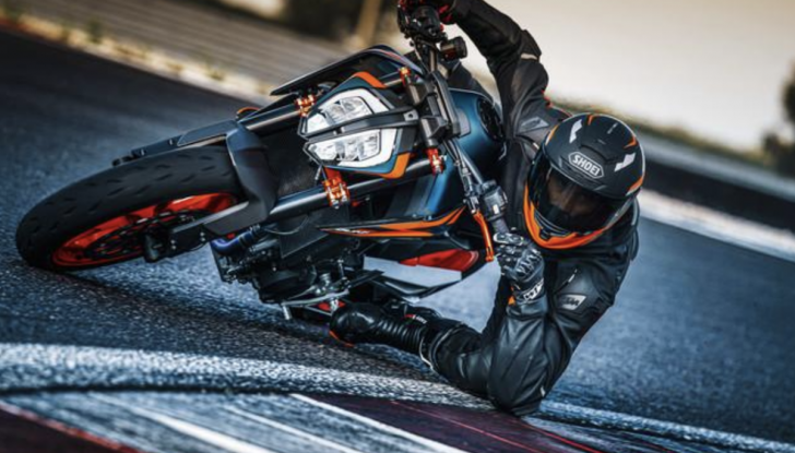 KTM 890 Duke R: arriva la versione 2022 - Foto 1 di 11