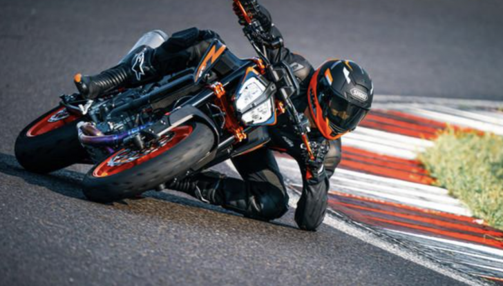 KTM 890 Duke R: arriva la versione 2022 - Foto 9 di 11