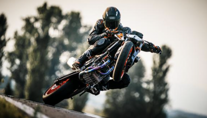 KTM 890 Duke R: arriva la versione 2022 - Foto 6 di 11