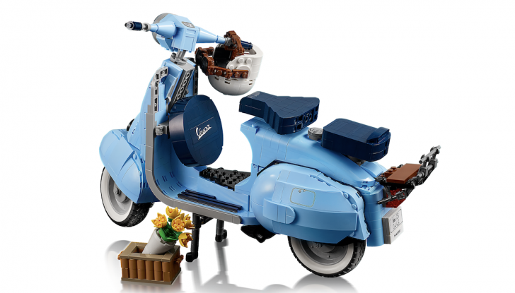 LEGO celebra Vespa, lo scooter più famoso del mondo - Foto 10 di 11