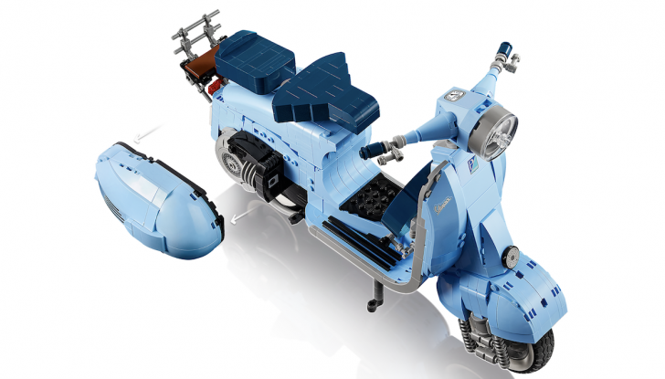 LEGO celebra Vespa, lo scooter più famoso del mondo - Foto 11 di 11
