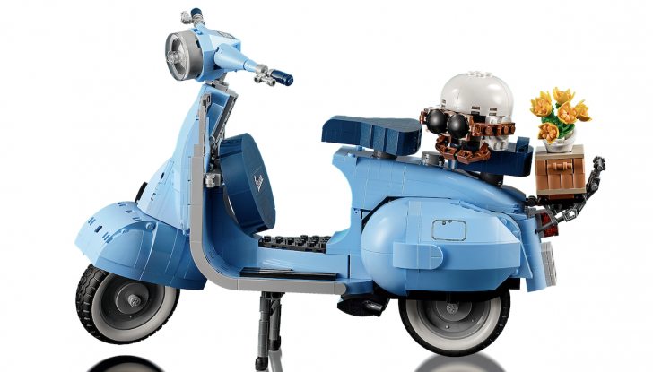 LEGO celebra Vespa, lo scooter più famoso del mondo - Foto 3 di 11