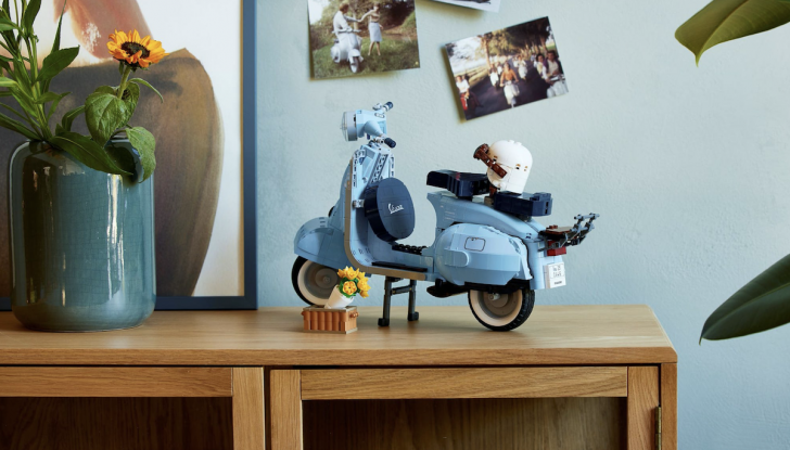 LEGO celebra Vespa, lo scooter più famoso del mondo - Foto 6 di 11