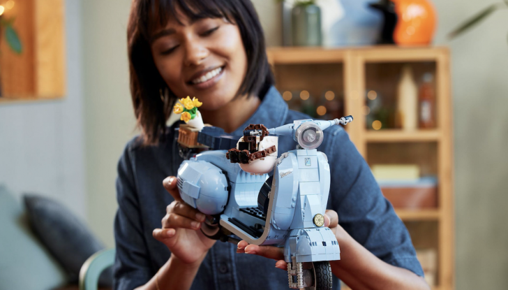 LEGO celebra Vespa, lo scooter più famoso del mondo - Foto 7 di 11