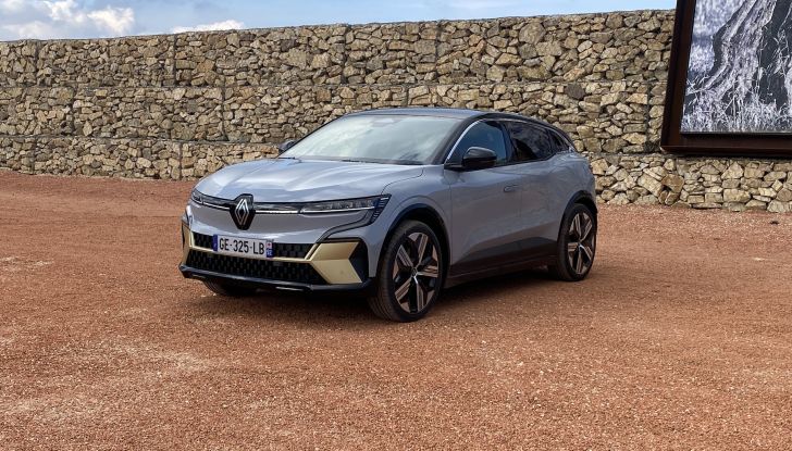 Renault Megane E-Tech Electric: la prova su strada del nuovo crossover elettrico - Foto 12 di 15