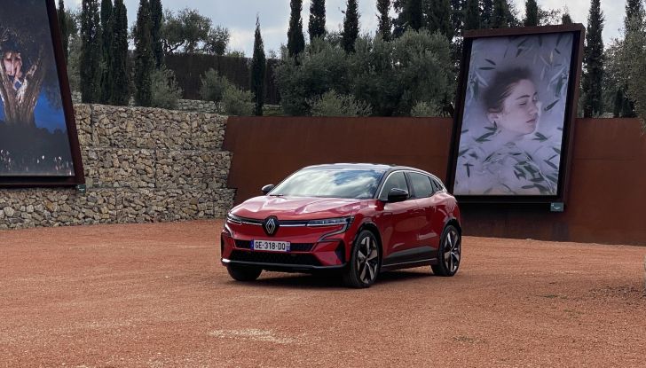 Renault Megane E-Tech Electric: la prova su strada del nuovo crossover elettrico - Foto 4 di 15