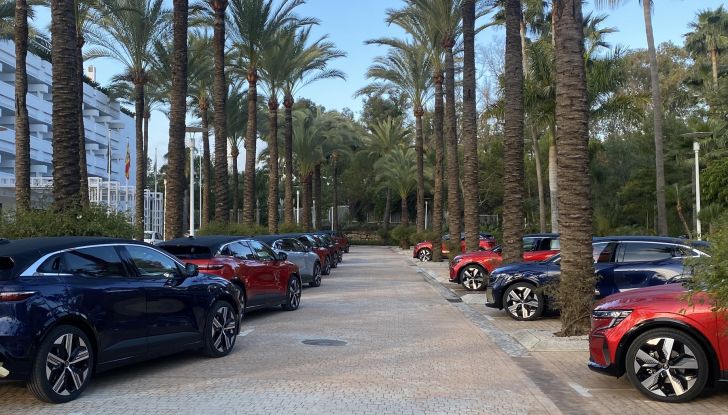 Renault Megane E-Tech Electric: la prova su strada del nuovo crossover elettrico - Foto 3 di 15