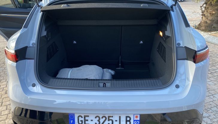 Renault Megane E-Tech Electric: la prova su strada del nuovo crossover elettrico - Foto 5 di 15