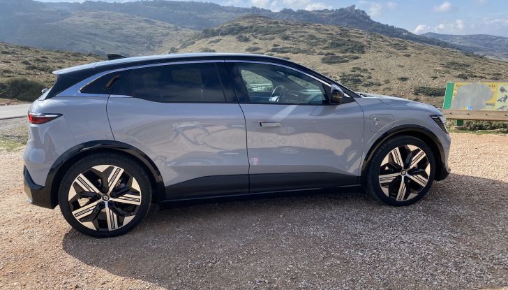 Renault Megane E-Tech Electric: la prova su strada del nuovo crossover elettrico - Foto 8 di 15